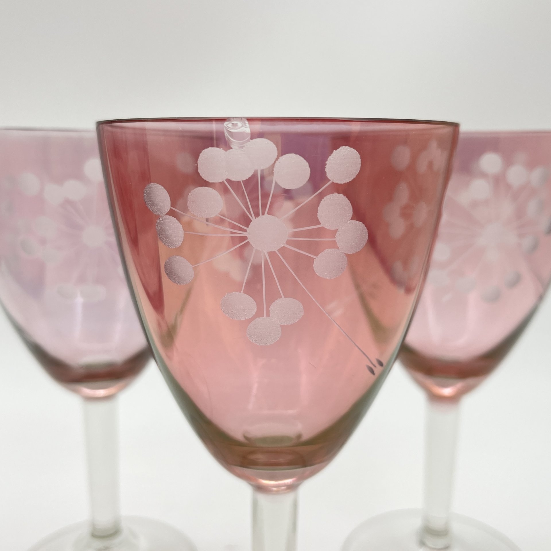 Набор бокалов "Одуванчики" ("Снежинки") на прозрачной ножке на 5 персон, марганцевое стекло, резьба, СССР, 1960-1970 гг.