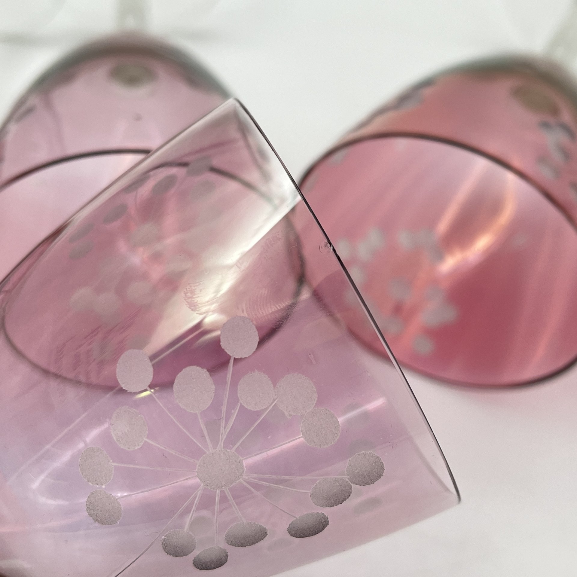 Набор бокалов "Одуванчики" ("Снежинки") на прозрачной ножке на 5 персон, марганцевое стекло, резьба, СССР, 1960-1970 гг.