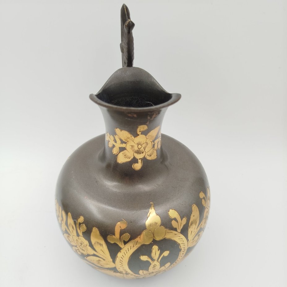 Кувшин серебристого оттенка с флоральным золотым декором