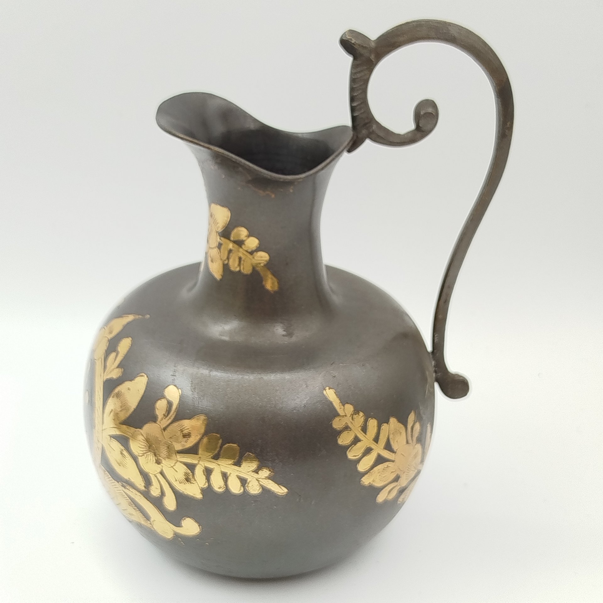 Кувшин серебристого оттенка с флоральным золотым декором, латунь, гравировка, Индия, 1970-1990 гг.