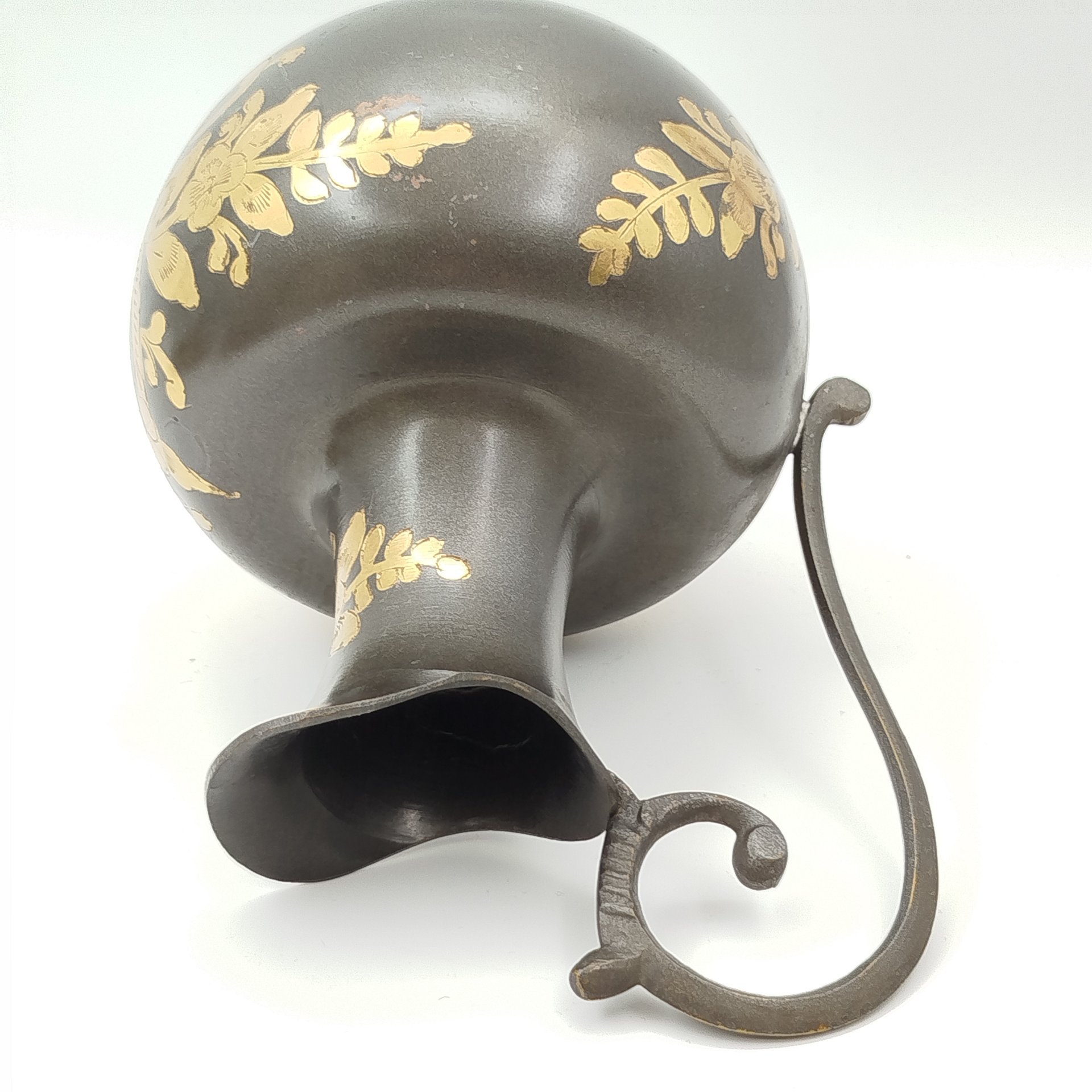 Кувшин серебристого оттенка с флоральным золотым декором, латунь, гравировка, Индия, 1970-1990 гг.