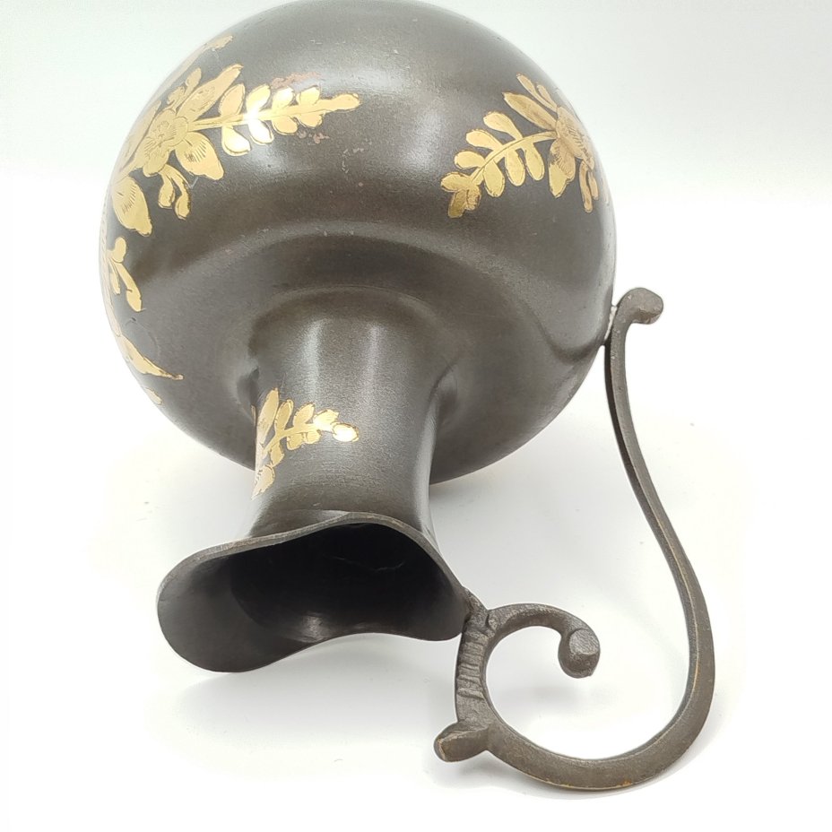 Кувшин серебристого оттенка с флоральным золотым декором