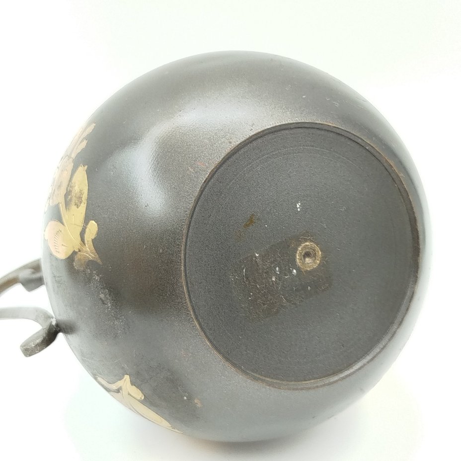 Кувшин серебристого оттенка с флоральным золотым декором