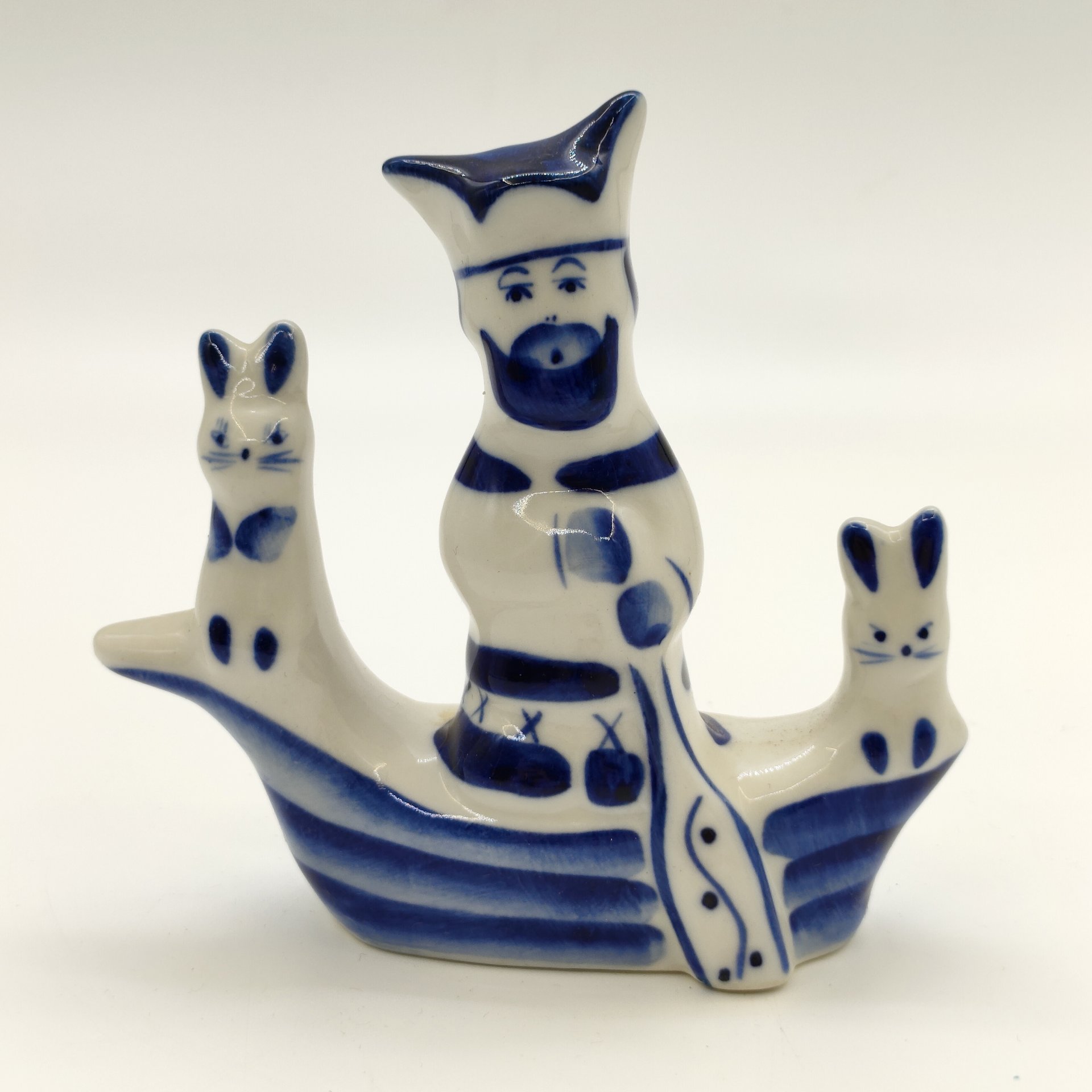 Статуэтка "Дед Мазай и зайцы", авт. Г. В. Денисов, Гжель, фарфор, роспись, Россия, 1990-2015 гг.