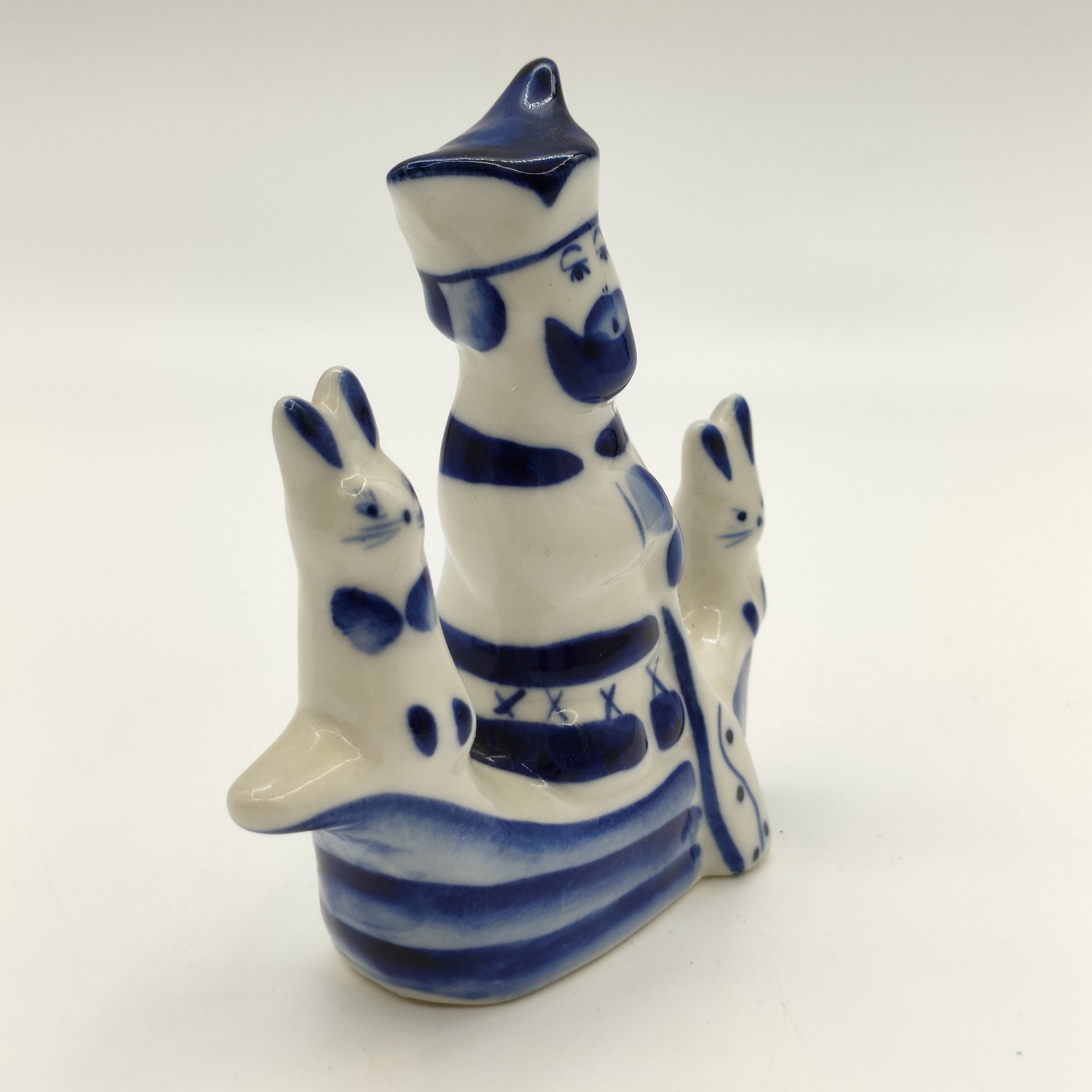 Статуэтка "Дед Мазай и зайцы", авт. Г. В. Денисов, Гжель, фарфор, роспись, Россия, 1990-2015 гг.
