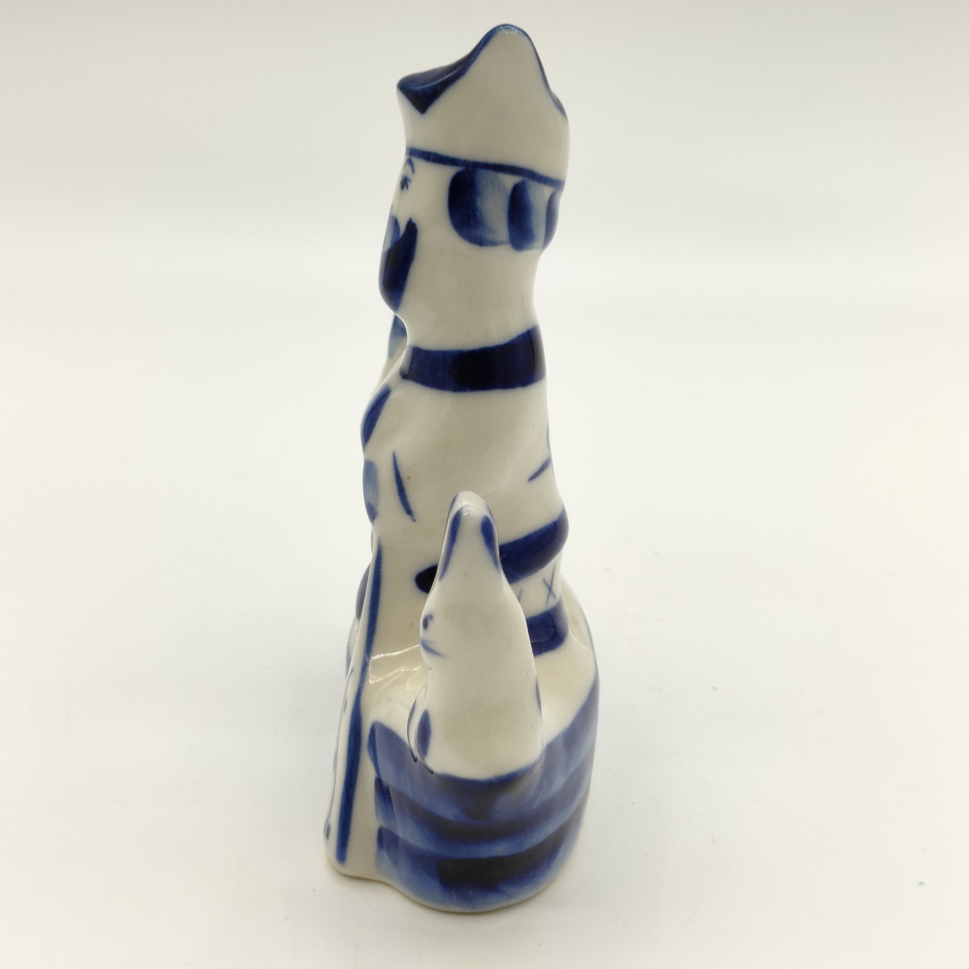 Статуэтка "Дед Мазай и зайцы", авт. Г. В. Денисов, Гжель, фарфор, роспись, Россия, 1990-2015 гг.