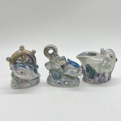 Набор из 3 статуэток "Дельфинчики" с морскими атрибутами, керамика, люстр, аэрограф, Россия, 1990-2010 гг.