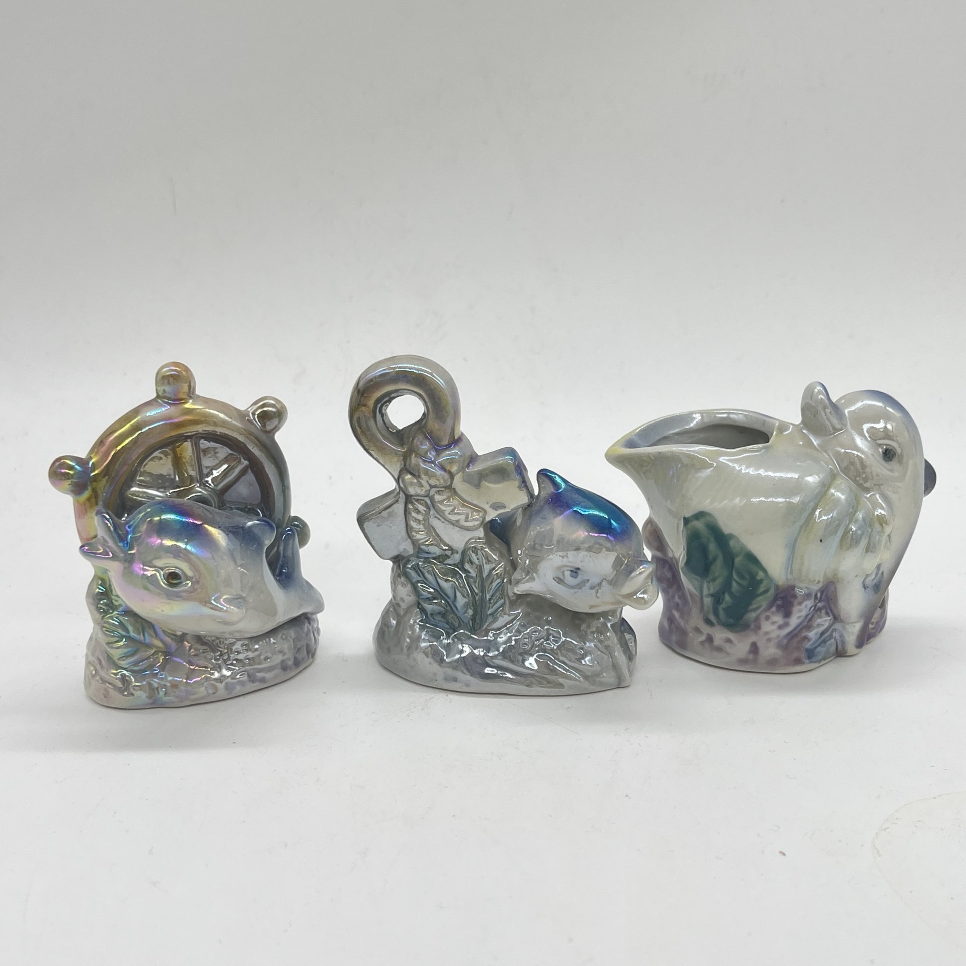 Набор из 3 статуэток "Дельфинчики" с морскими атрибутами, керамика, люстр, аэрограф, Россия, 1990-2010 гг.