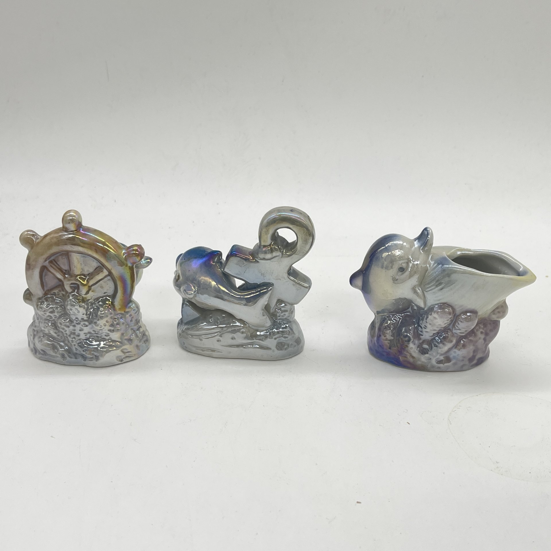 Набор из 3 статуэток "Дельфинчики" с морскими атрибутами, керамика, люстр, аэрограф, Россия, 1990-2010 гг.