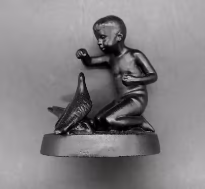 Статуэтка "Мальчик кормит голубей", скульптор  Панов Г.П., Каслинский чугунолитейный завод (Касли)