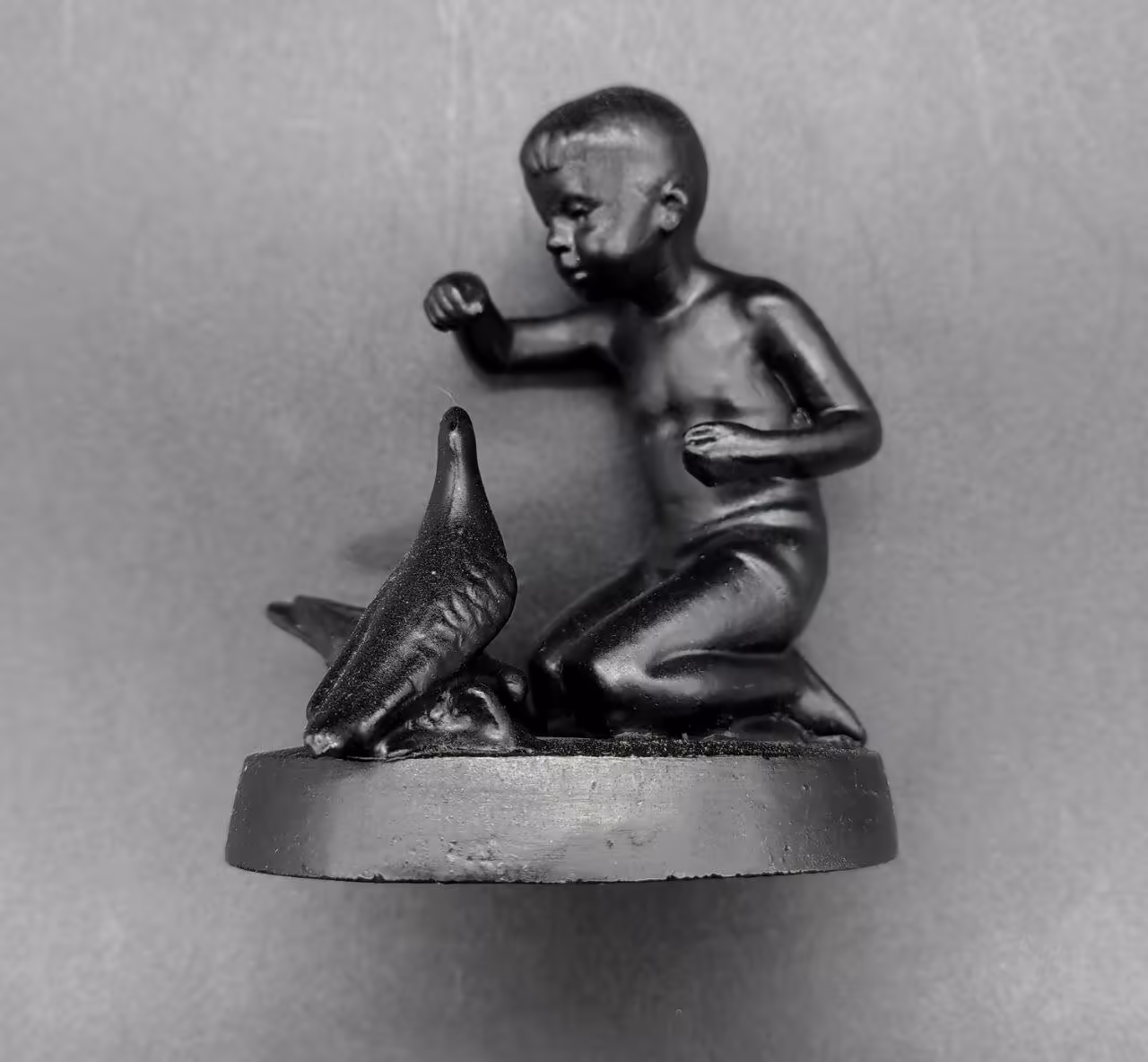 Статуэтка "Мальчик кормит голубей", скульптор  Панов Г.П., Каслинский чугунолитейный завод (Касли)