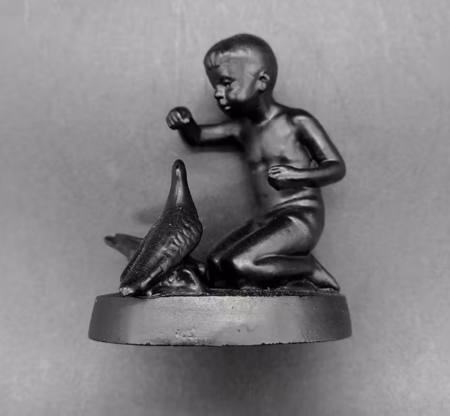 Статуэтка "Мальчик кормит голубей", скульптор  Панов Г.П., Каслинский чугунолитейный завод (Касли)
