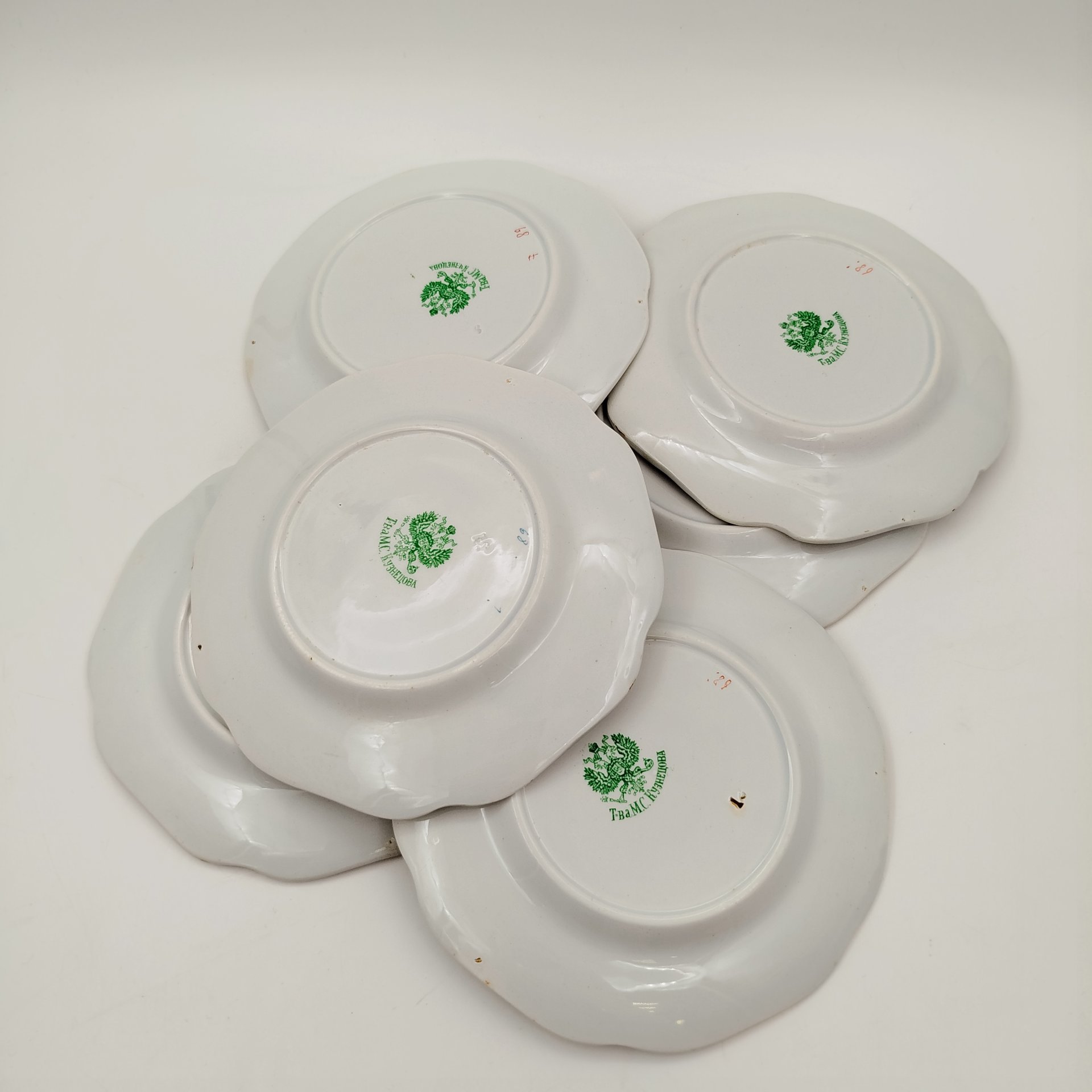 Набор из шести пирожковых тарелок с цветочным декором, фаянс, деколь, золочение, Товарищество М.С. Кузнецова, Российская империя, 1889-1917 гг.