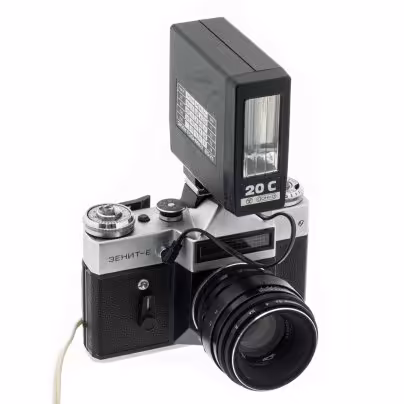 Фотоаппарат пленочный "Zenit-E" с объективом "Helios-44-2" и фотовспышкой "Электроника В5-21", Оптико-механический завод "Зенит", СССР, 1965-1982 гг., Завод «Зенит»