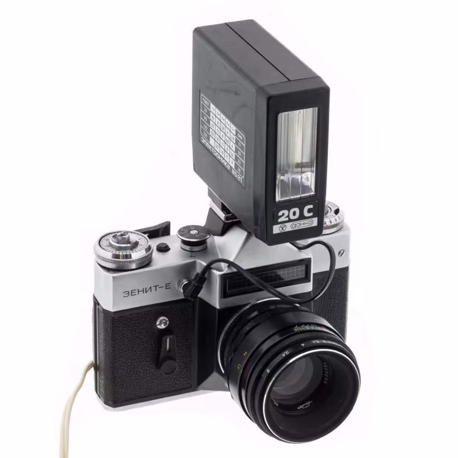 Фотоаппарат пленочный "Zenit-E" с объективом "Helios-44-2" и фотовспышкой "Электроника В5-21", Оптико-механический завод "Зенит", СССР, 1965-1982 гг., Завод «Зенит»