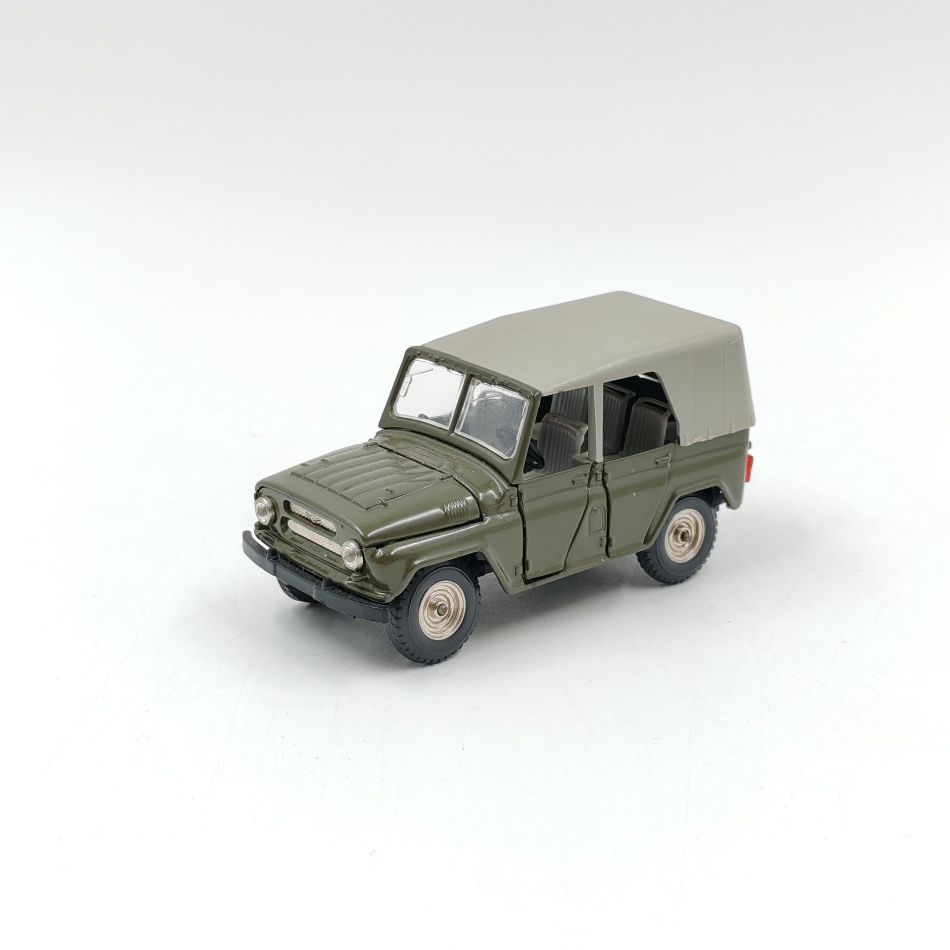 Модель автомобиля в масштабе 1:43 "УАЗ-469" №А34