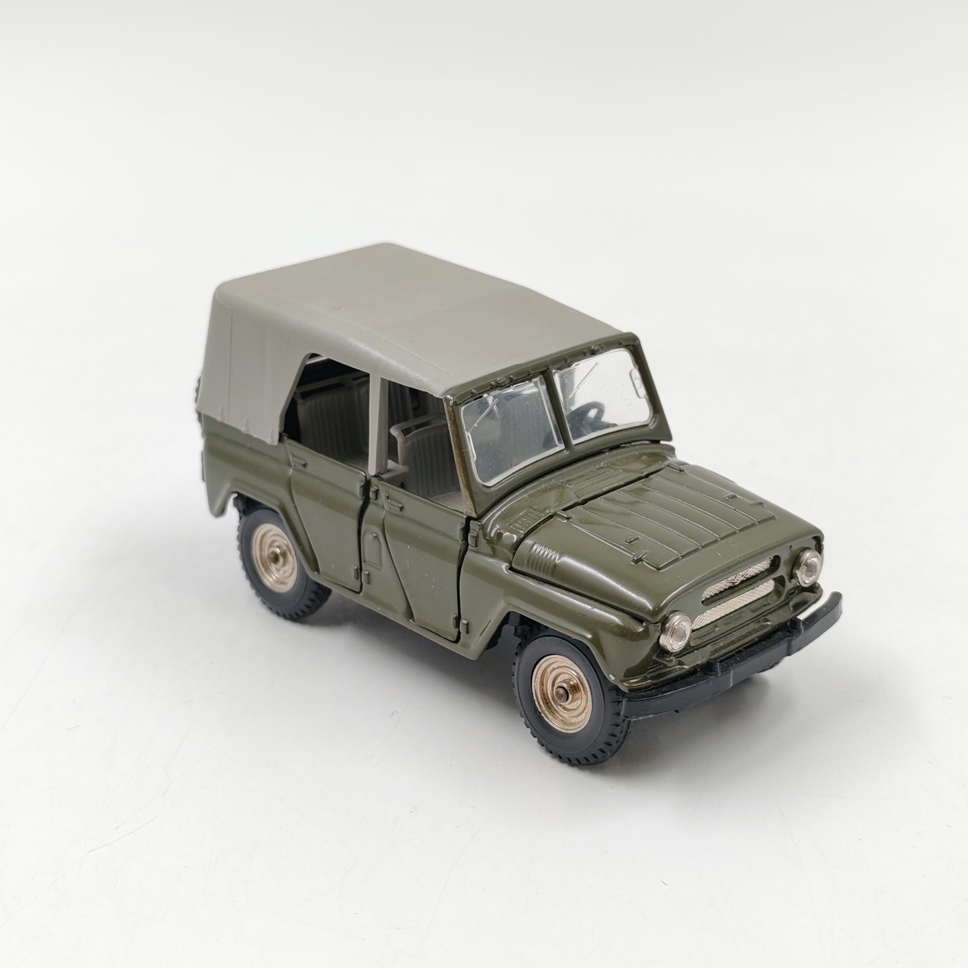Модель автомобиля в масштабе 1:43 "УАЗ-469" №А34