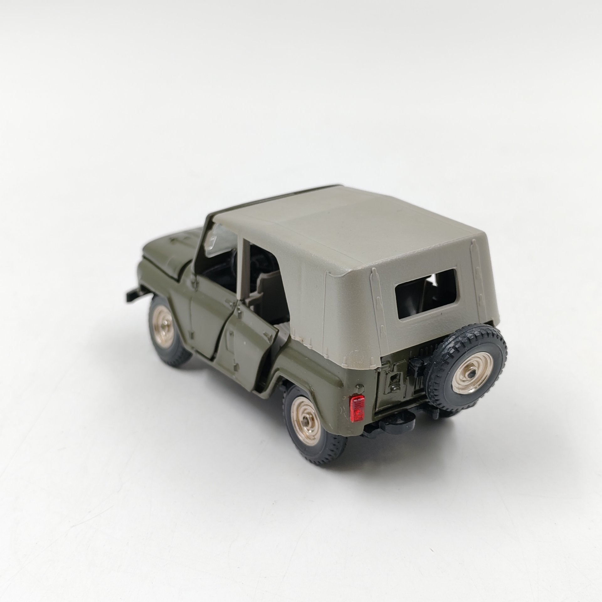 Модель автомобиля в масштабе 1:43 "УАЗ-469" №А34