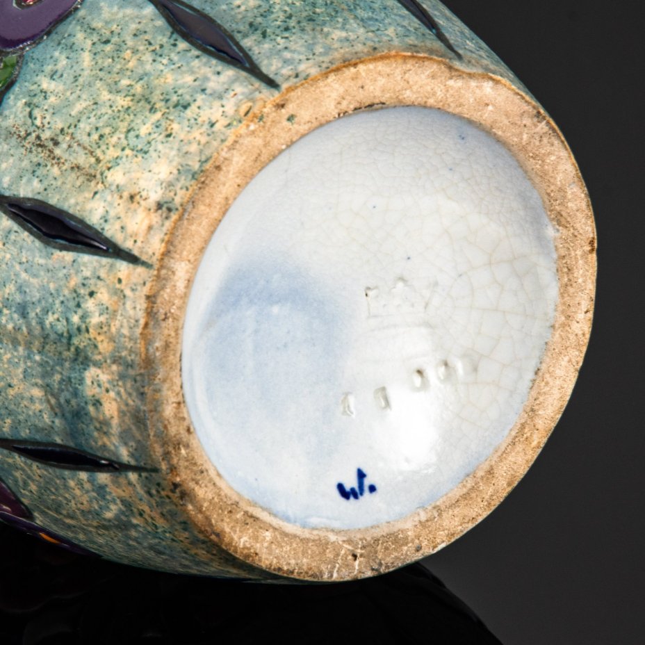 Ваза в стиле модерн, украшенная цветочным декором по тулову, Amphora-Werke Riessner, фаянс, эмали, Австро-Венгрия, 1910-1920 гг.