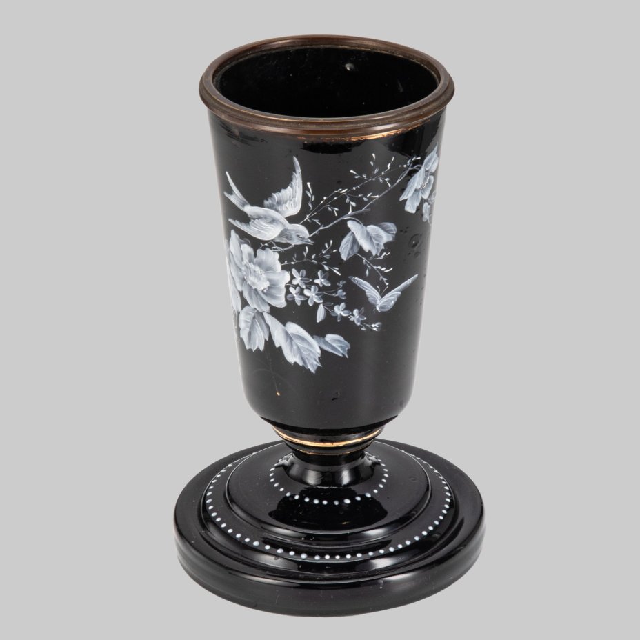 Ваза чёрного оттенка, украшенная изображением цветов и птиц, стекло, металл, роспись эмалями, золочение, Западная Европа, 1890-1920 гг.