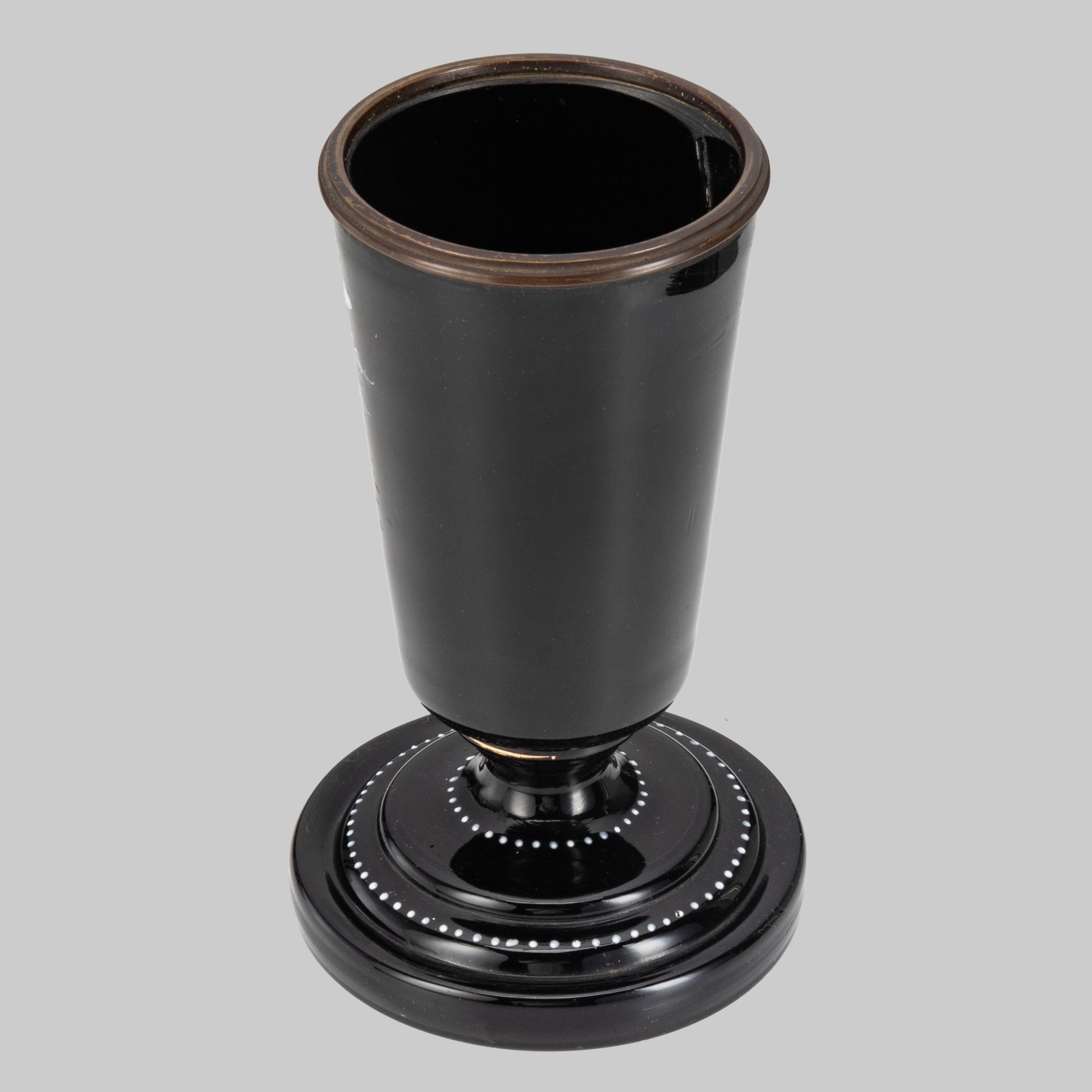 Ваза чёрного оттенка, украшенная изображением цветов и птиц, стекло, металл, роспись эмалями, золочение, Западная Европа, 1890-1920 гг.