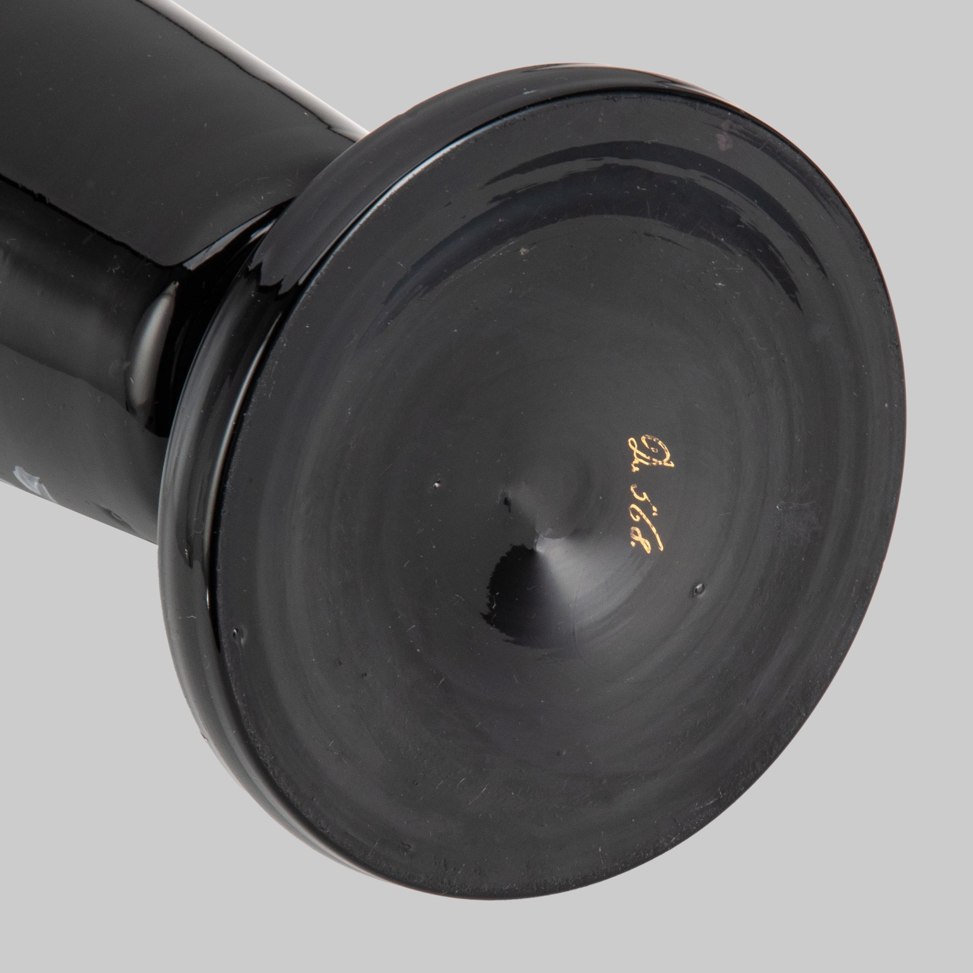 Ваза чёрного оттенка, украшенная изображением цветов и птиц, стекло, металл, роспись эмалями, золочение, Западная Европа, 1890-1920 гг.