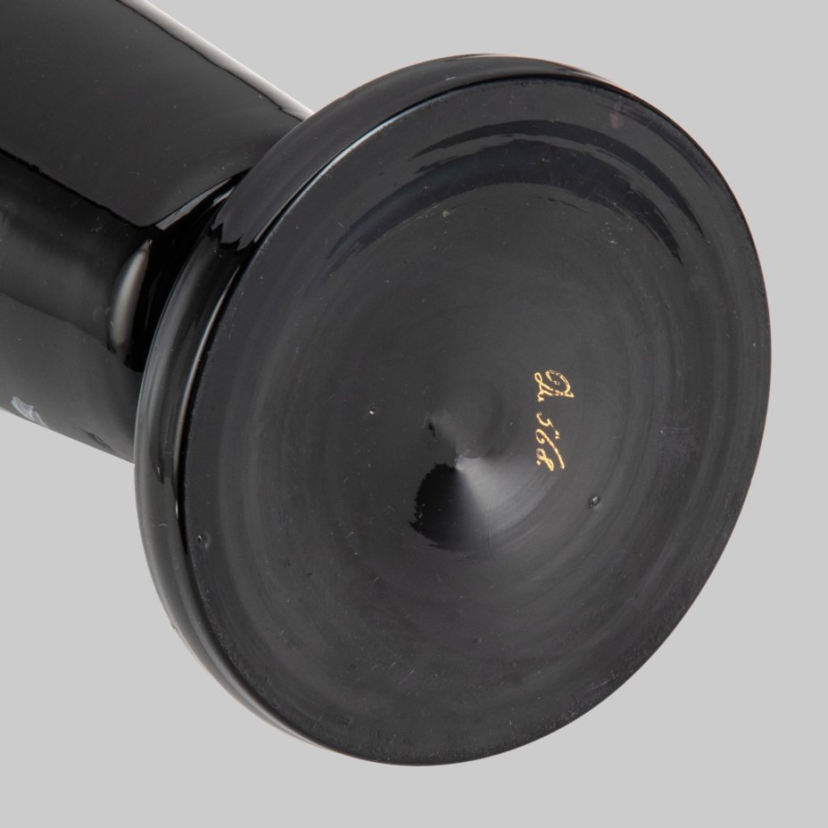 Ваза чёрного оттенка, украшенная изображением цветов и птиц