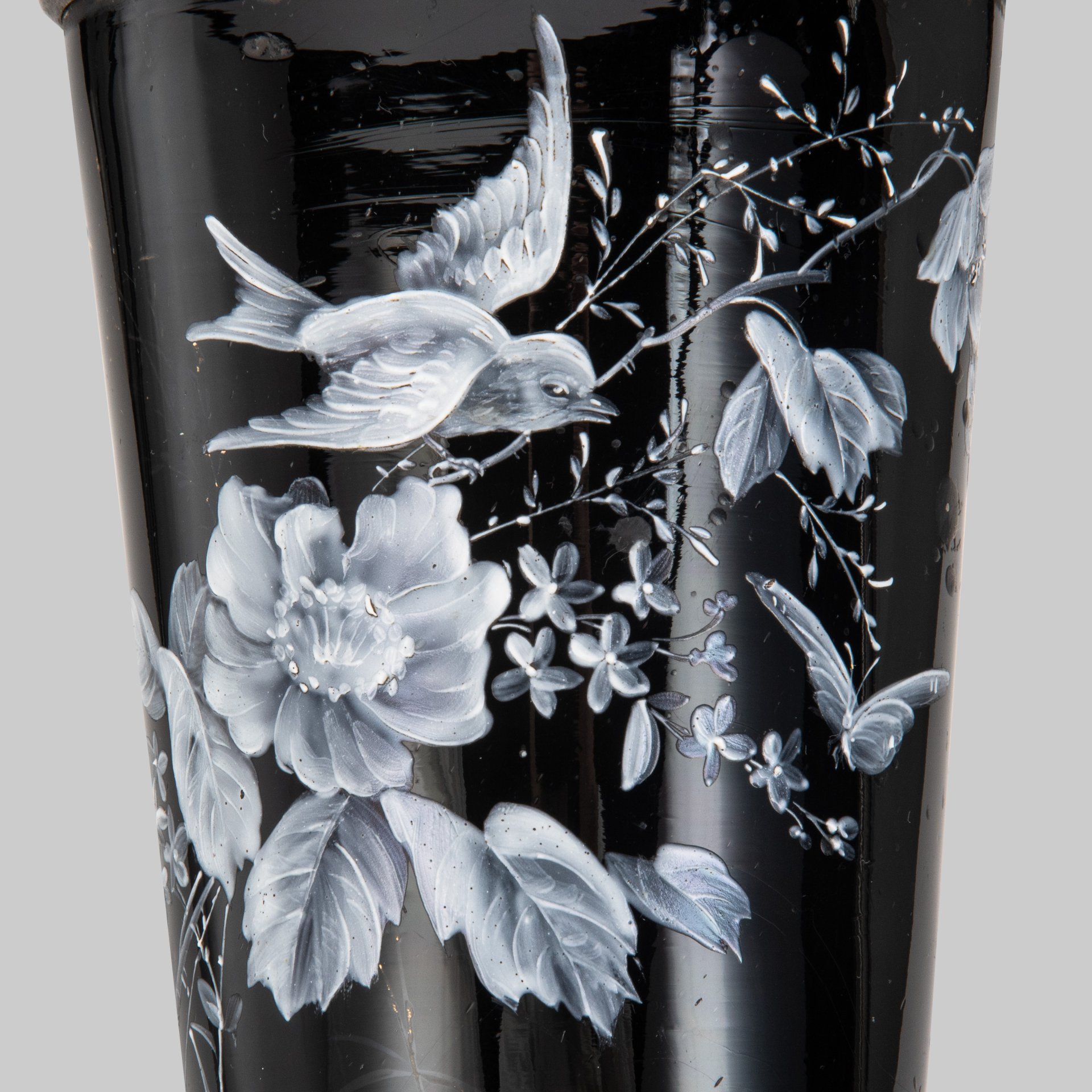 Ваза чёрного оттенка, украшенная изображением цветов и птиц, стекло, металл, роспись эмалями, золочение, Западная Европа, 1890-1920 гг.