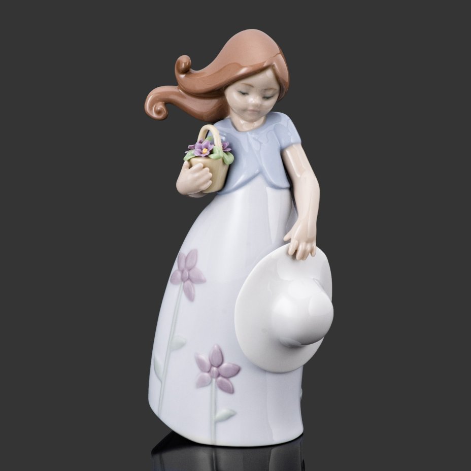 Статуэтка "Маленькая Виолетта" (девочка с корзиной цветов и шляпкой), Lladro