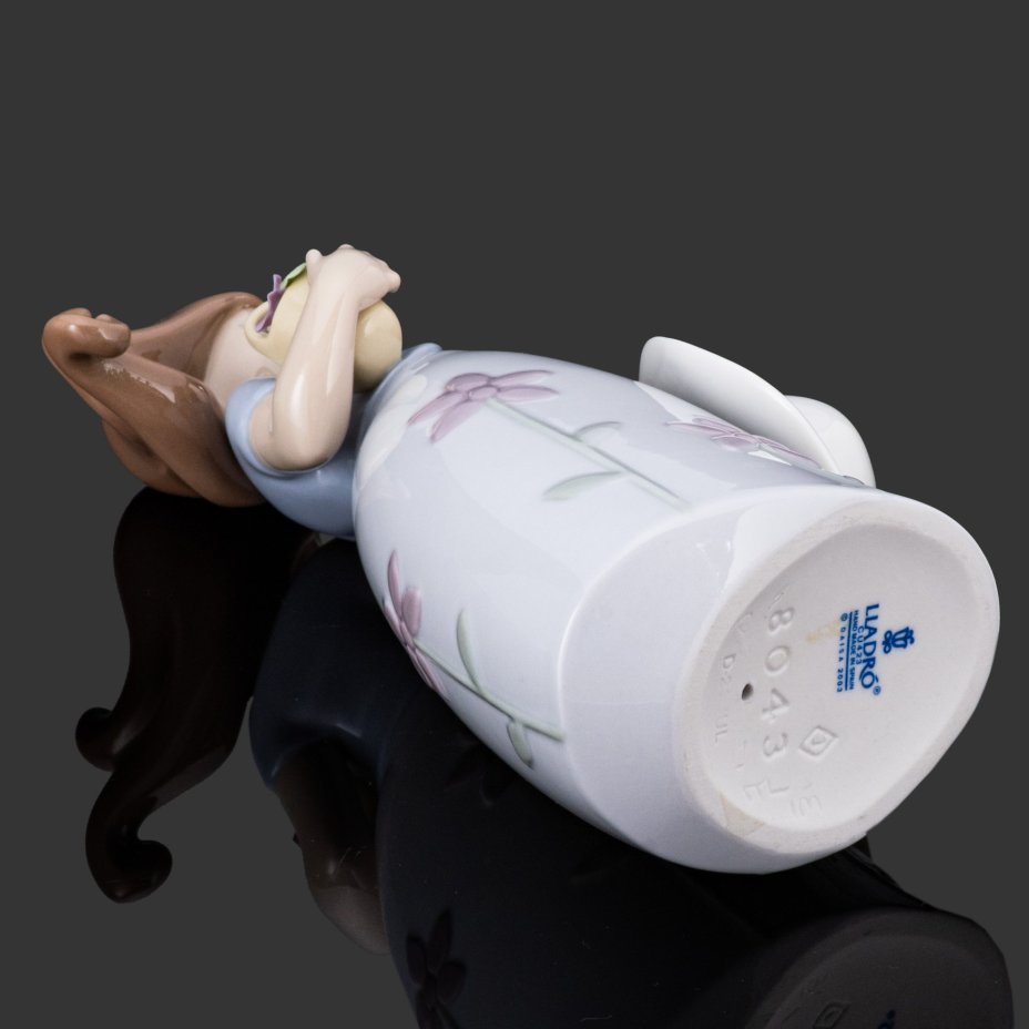 Статуэтка "Маленькая Виолетта" (девочка с корзиной цветов и шляпкой), Lladro