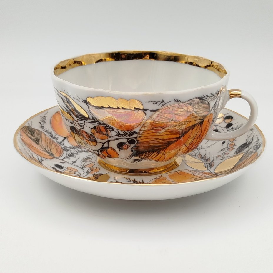 Пара чайная из сервиза "Золотая осень", форма "Тюльпан", автор формы С.Е. Яковлева, автор росписи Н.П. Славина, фарфор, деколь, люстр, золочение, Ленинградский фарфоровый завод (ЛФЗ), СССР, 1970-1986 гг.