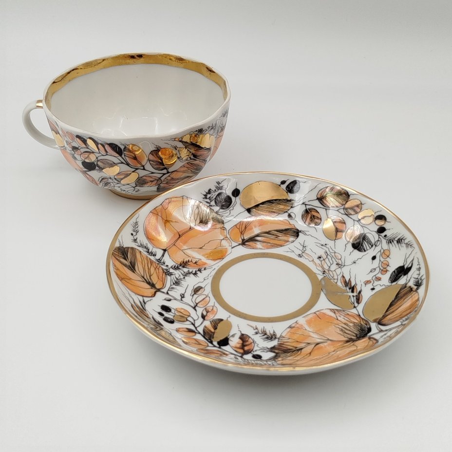 Пара чайная из сервиза "Золотая осень", форма "Тюльпан", автор формы С.Е. Яковлева, автор росписи Н.П. Славина, фарфор, деколь, люстр, золочение, Ленинградский фарфоровый завод (ЛФЗ), СССР, 1970-1986 гг.