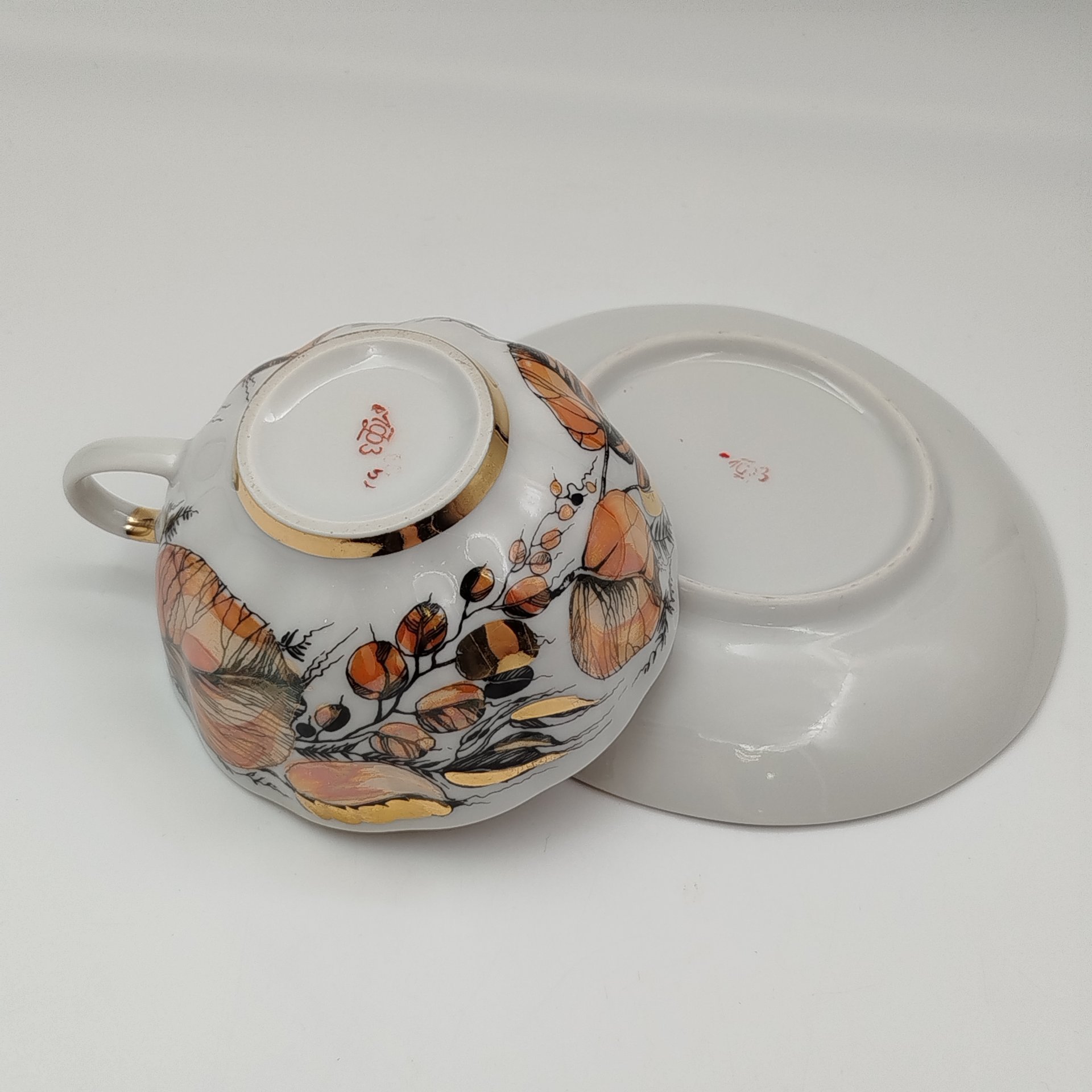 Пара чайная из сервиза "Золотая осень", форма "Тюльпан", автор формы С.Е. Яковлева, автор росписи Н.П. Славина, фарфор, деколь, люстр, золочение, Ленинградский фарфоровый завод (ЛФЗ), СССР, 1970-1986 гг.