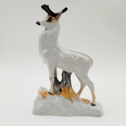 Статуэтка "Олень", скульптор Воробьев Б.Я., автор росписи Ризнич И.И., фарфор, роспись надглазурная, Ленинградский фарфоровый завод (ЛФЗ), СССР, 1955-1960 гг.