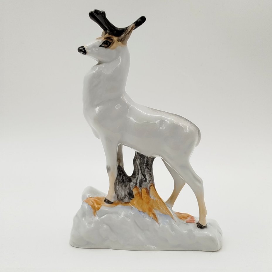 Статуэтка "Олень", скульптор Воробьев Б.Я., автор росписи Ризнич И.И., фарфор, роспись надглазурная, Ленинградский фарфоровый завод (ЛФЗ), СССР, 1955-1960 гг.
