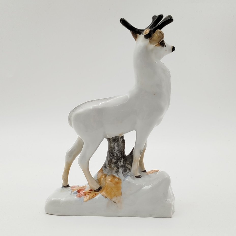 Статуэтка "Олень", скульптор Воробьев Б.Я., автор росписи Ризнич И.И., фарфор, роспись надглазурная, Ленинградский фарфоровый завод (ЛФЗ), СССР, 1955-1960 гг.
