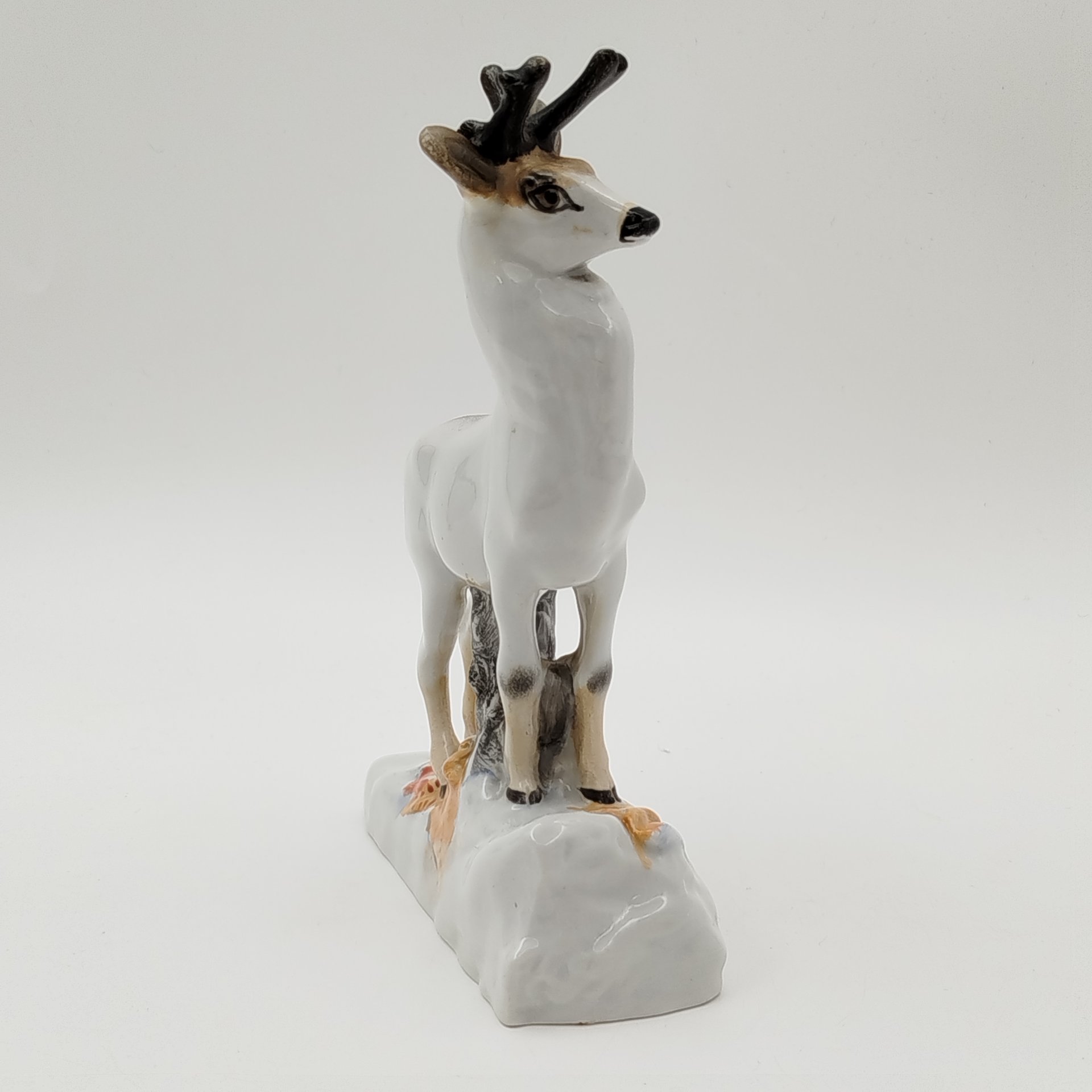 Статуэтка "Олень", скульптор Воробьев Б.Я., автор росписи Ризнич И.И., фарфор, роспись надглазурная, Ленинградский фарфоровый завод (ЛФЗ), СССР, 1955-1960 гг.