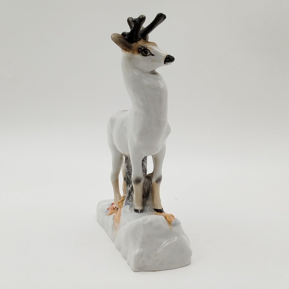 Статуэтка "Олень", скульптор Воробьев Б.Я., автор росписи Ризнич И.И., фарфор, роспись надглазурная, Ленинградский фарфоровый завод (ЛФЗ), СССР, 1955-1960 гг.