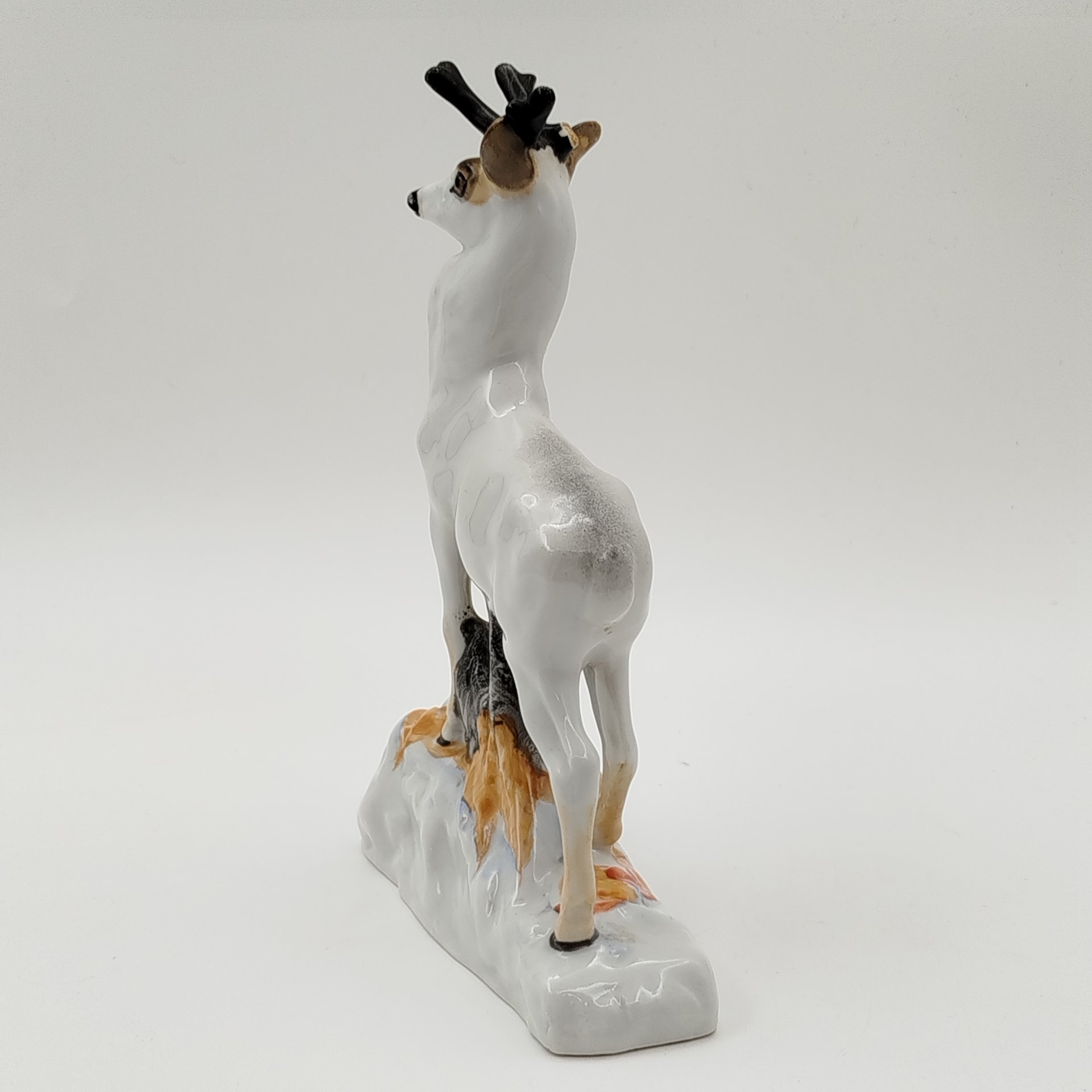 Статуэтка "Олень", скульптор Воробьев Б.Я., автор росписи Ризнич И.И., фарфор, роспись надглазурная, Ленинградский фарфоровый завод (ЛФЗ), СССР, 1955-1960 гг.