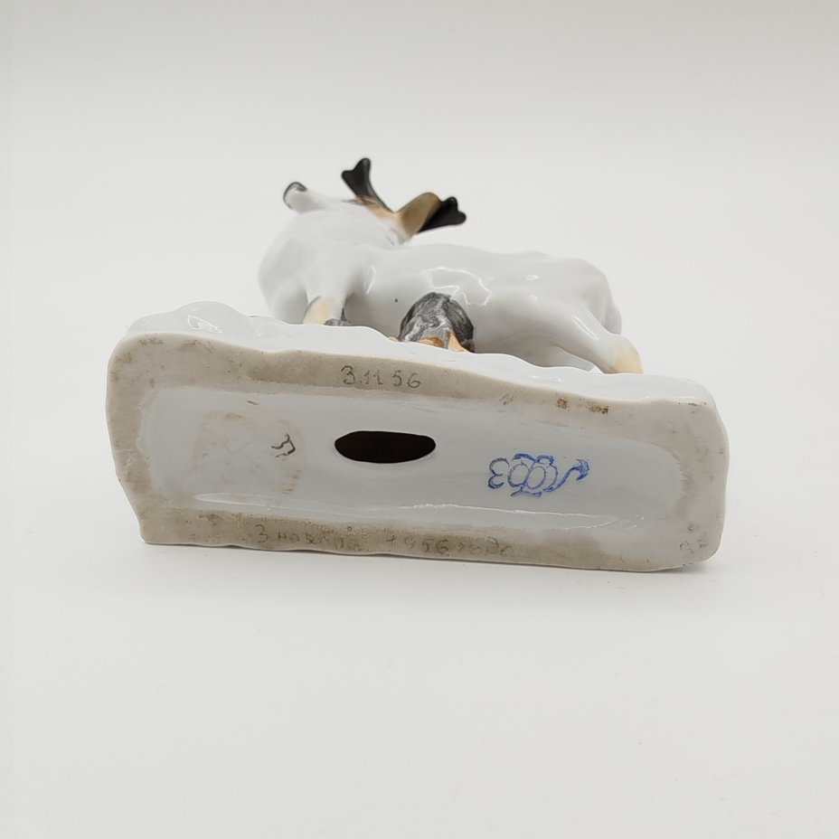 Статуэтка "Олень", скульптор Воробьев Б.Я., автор росписи Ризнич И.И., фарфор, роспись надглазурная, Ленинградский фарфоровый завод (ЛФЗ), СССР, 1955-1960 гг.