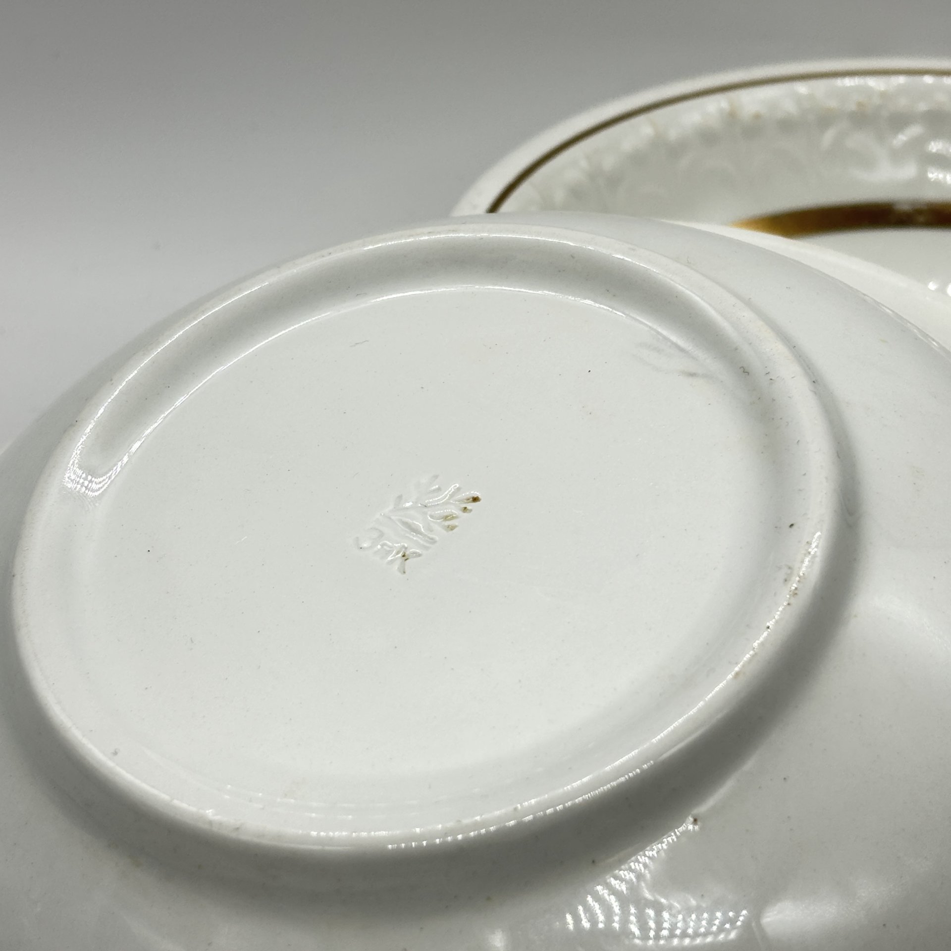 Набор из 2-х суповых тарелок (салатников) с рельефным декором, фаянс, золочение, Конаковский фаянсовый завод им. М.И. Калинина (ЗиК Конаково), СССР, 1974-1991 гг., Конаковский фаянсовый завод им. М.И. Калинина (ЗиК Конаково)