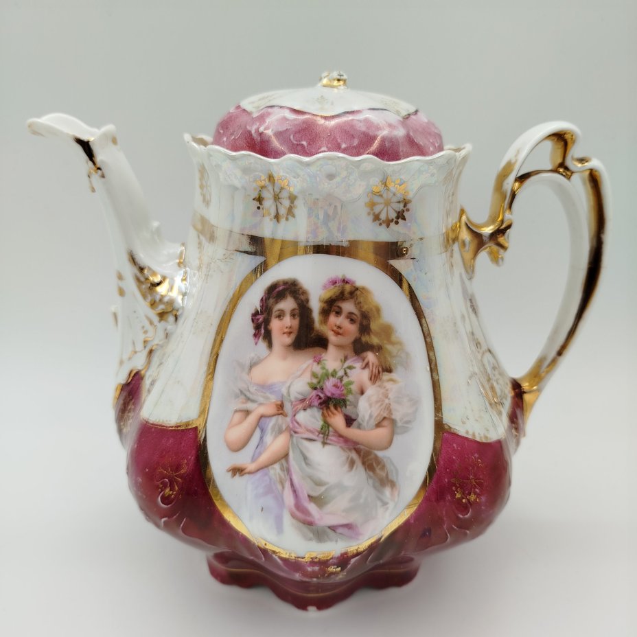 Чайник с фигурным туловом и изображениями девушек в медальонах