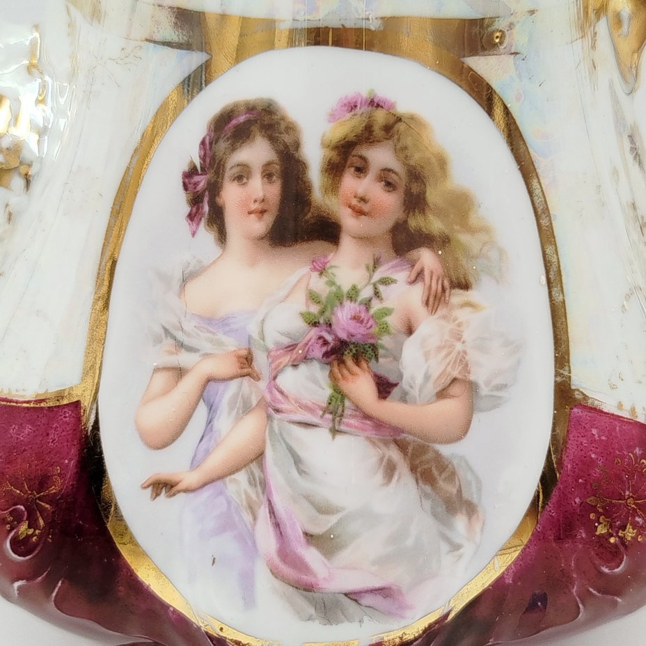 Чайник с фигурным туловом и изображениями девушек в медальонах