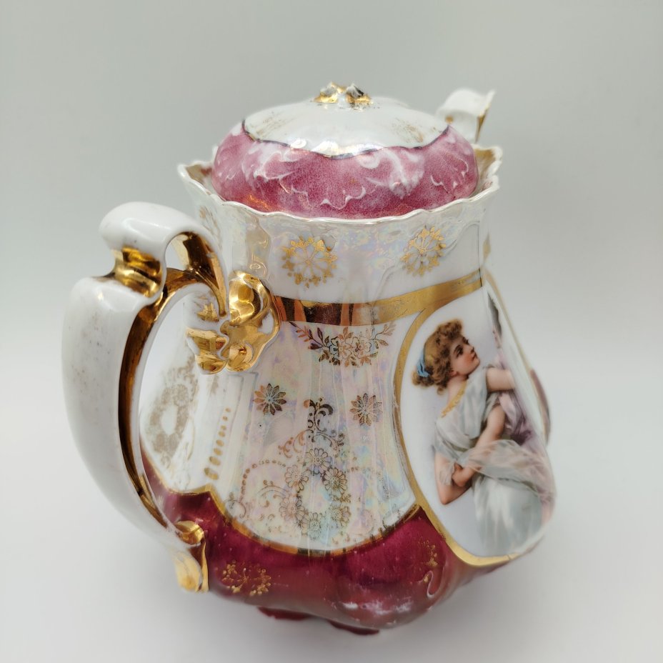 Чайник с фигурным туловом и изображениями девушек в медальонах