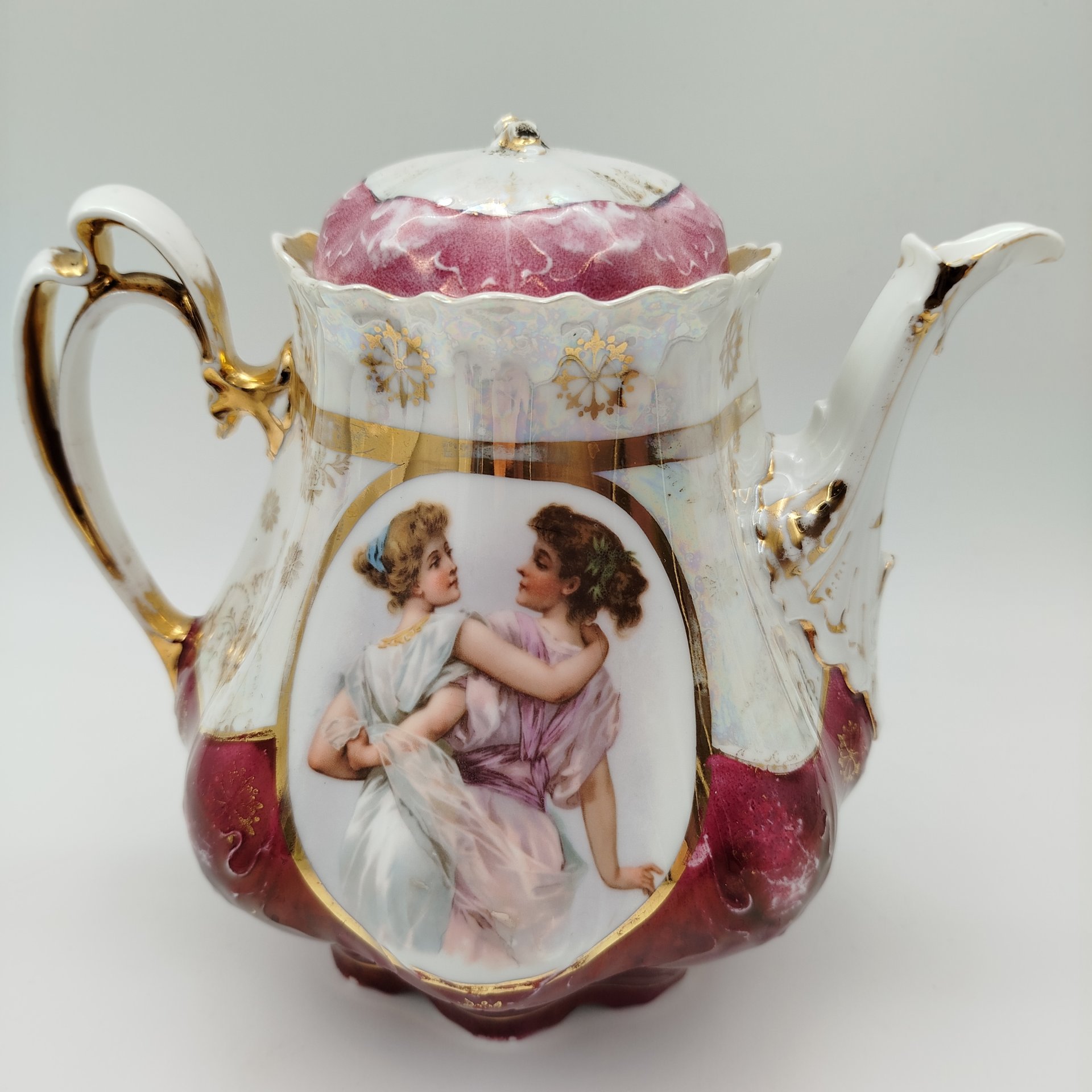 Чайник с фигурным туловом и изображениями девушек в медальонах