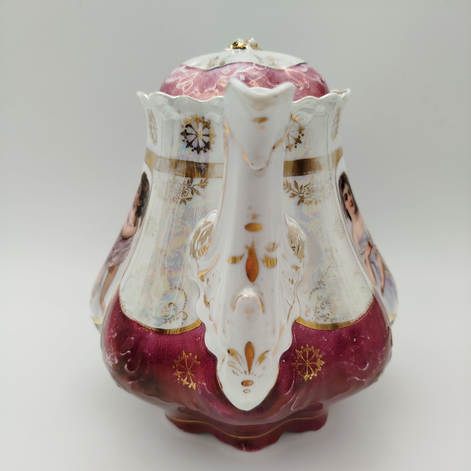 Чайник с фигурным туловом и изображениями девушек в медальонах