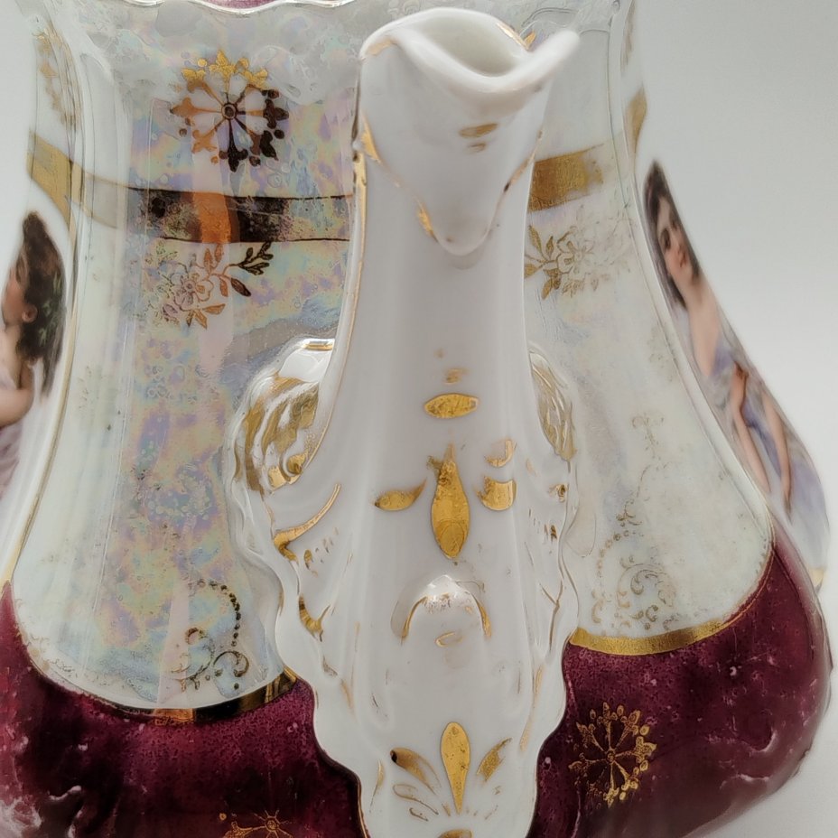 Чайник с фигурным туловом и изображениями девушек в медальонах