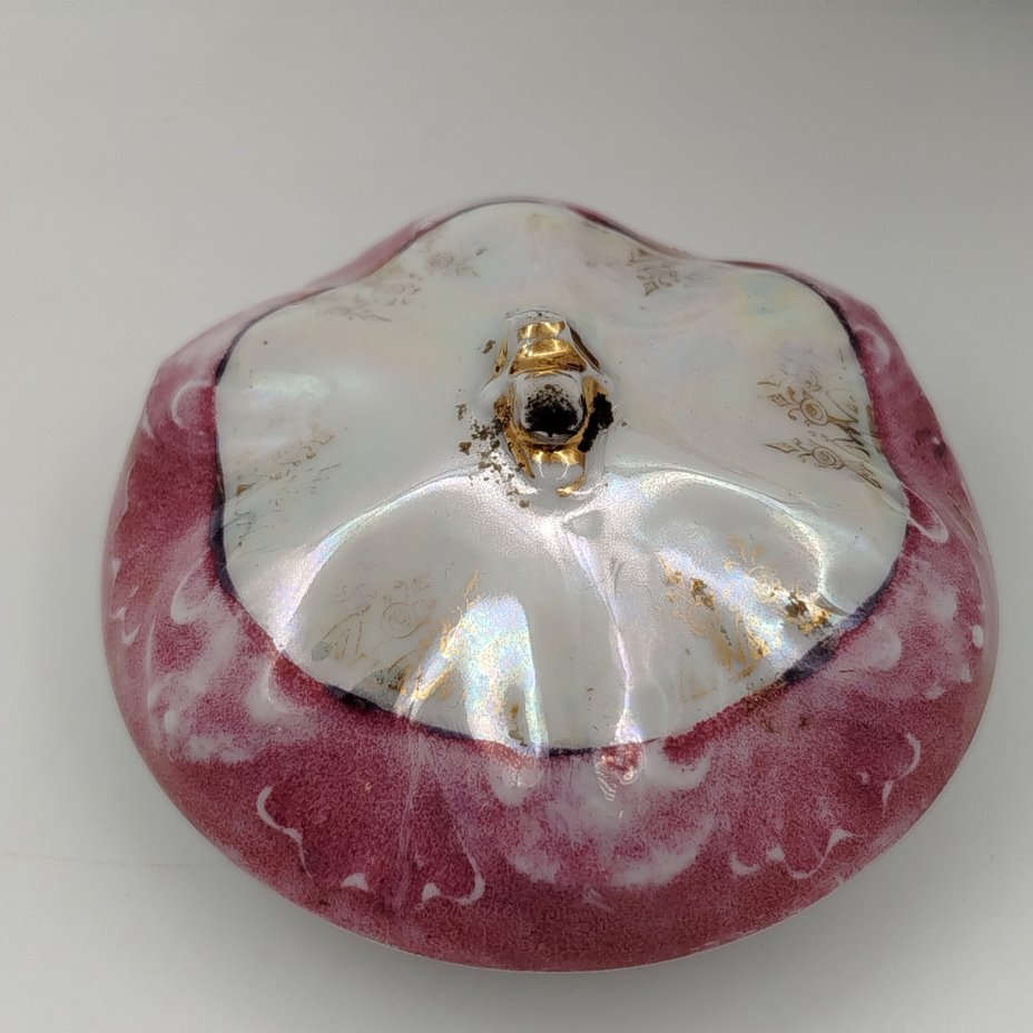 Чайник с фигурным туловом и изображениями девушек в медальонах