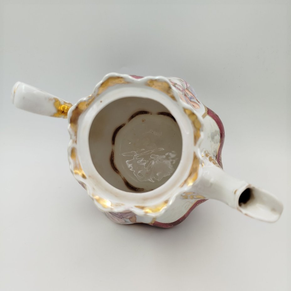 Чайник с фигурным туловом и изображениями девушек в медальонах