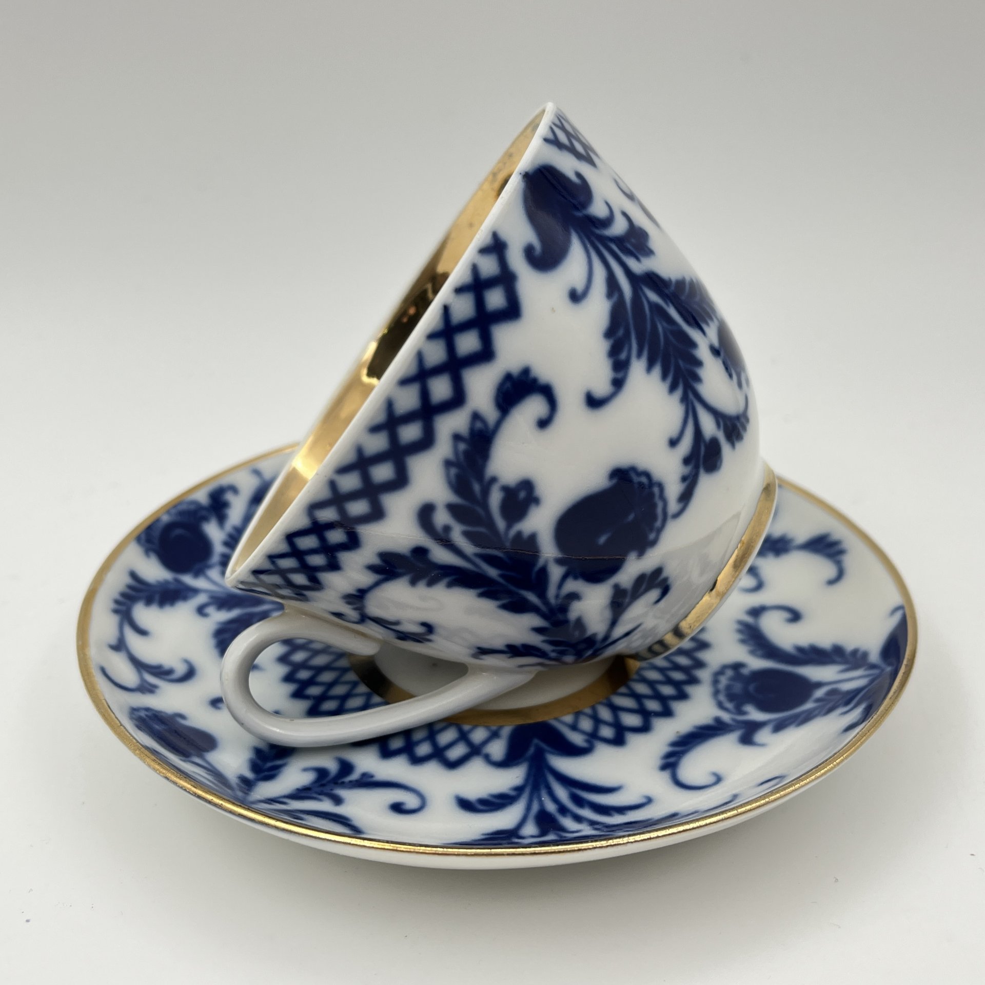 Пара чайная "Синие цветы", фарфор, деколь, золочение, Ленинградский фарфоровый завод (ЛФЗ), СССР, 1970-1986 гг.